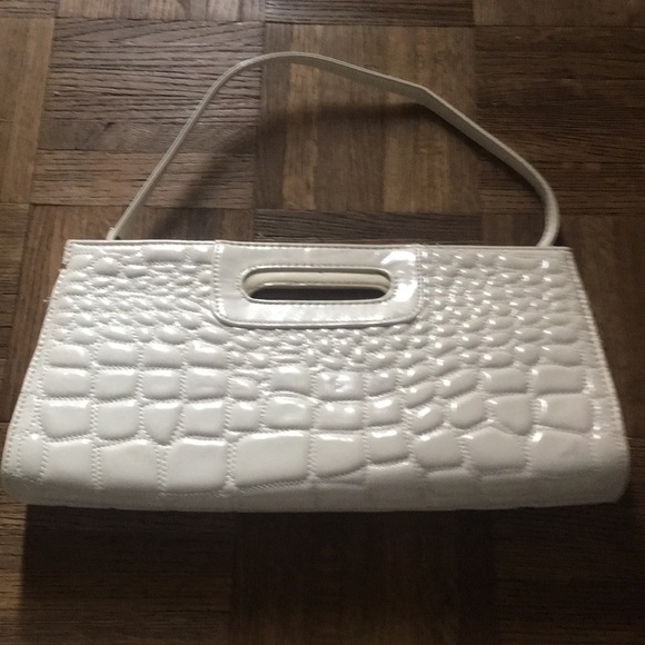 White pleather clutch with small detachable strap - Picture 2 of 4